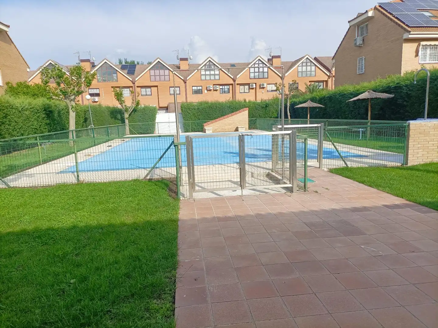 Piscina de Casa adosada en venda en Valdemoro amb Calefacció, Jardí privat i Piscina comunitària