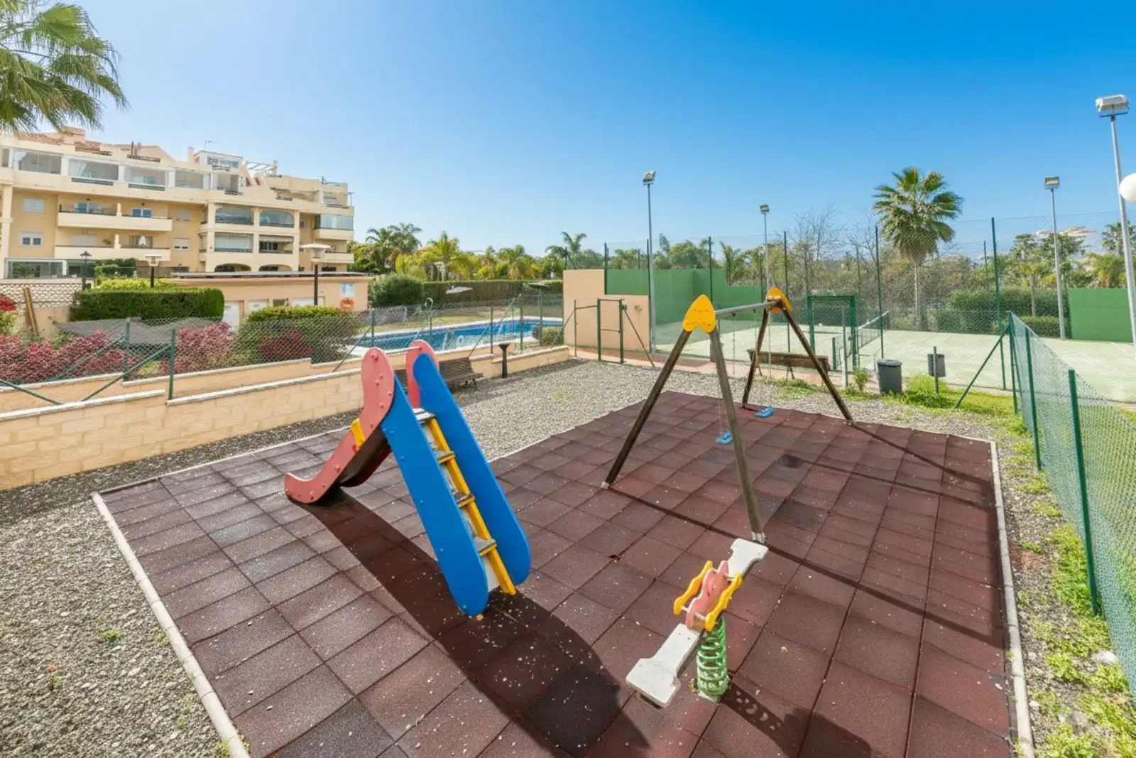 Schwimmbecken von Wohnungen zum Verkauf in Pulianas mit Klimaanlage, Terrasse und Möbliert