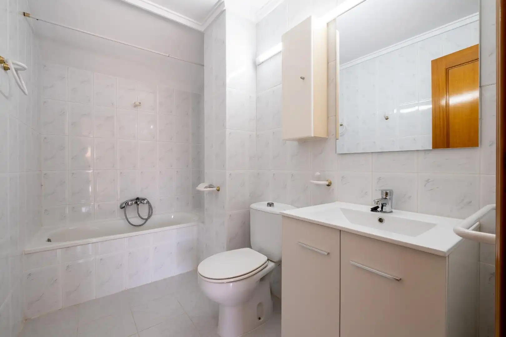 Badezimmer von Dachboden zur Miete in Moncada mit Privatgarten, Terrasse und Balkon