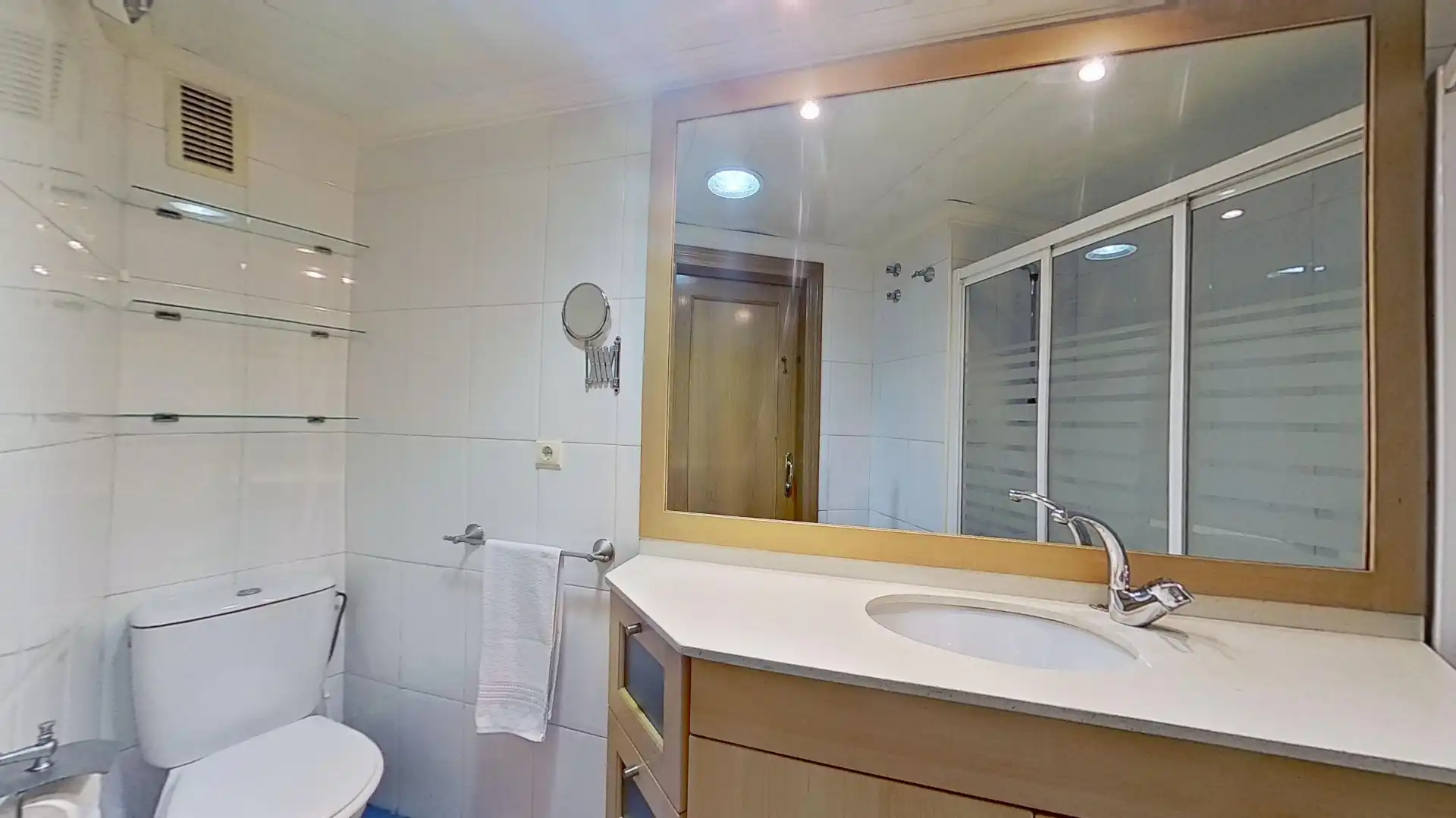 Bathroom of Flat for sale in Málaga  with Terrace and Storage room