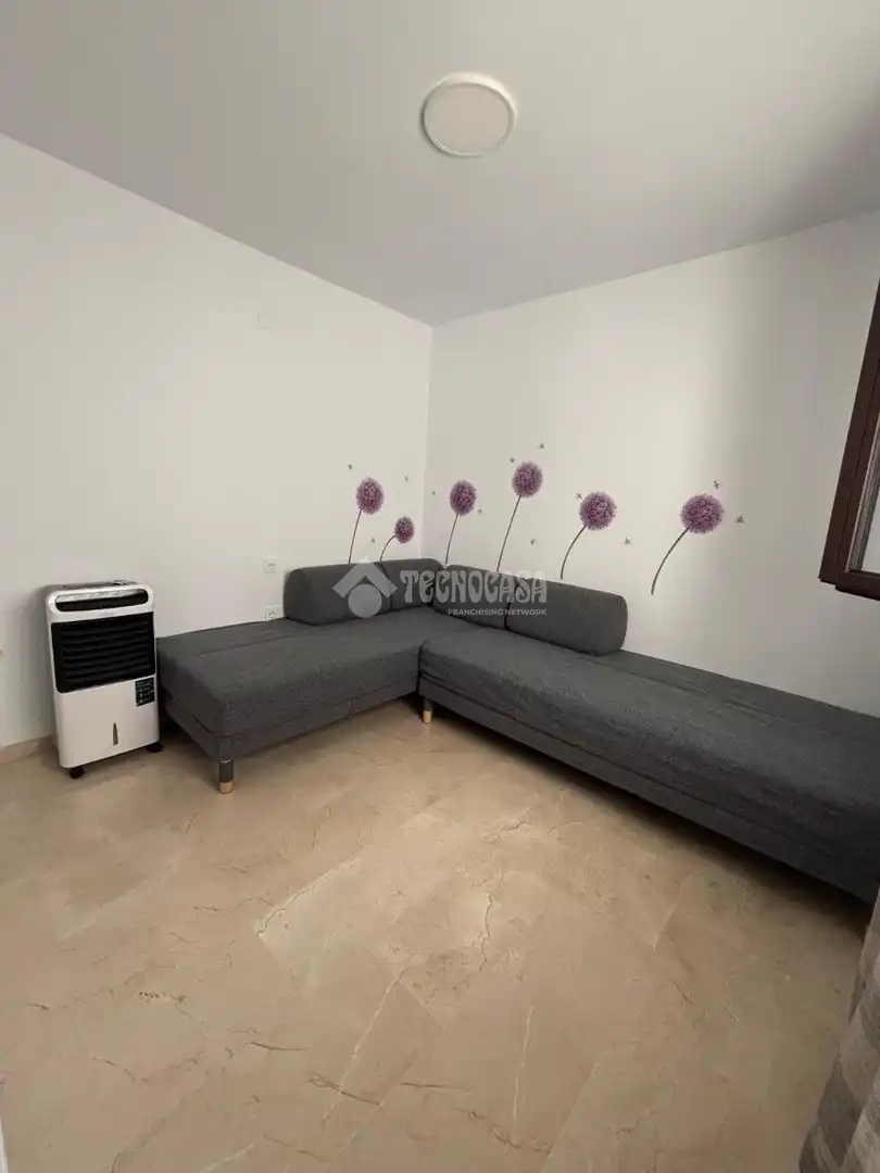 Sala d'estar de Casa adosada en venda en Alcalá de Guadaira amb Aire condicionat i Terrassa