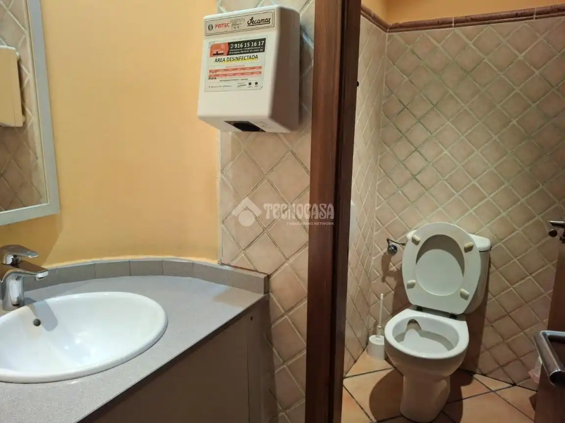 Baño de Local en venta en Madrid con Aire acondicionado
