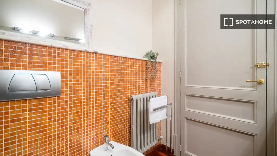 Baño de Piso para compartir en Barcelona con Aire acondicionado, Calefacción y Amueblado