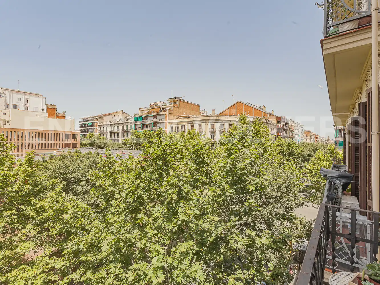 Außenansicht von Wohnung zum Verkauf in Barcelona mit Heizung und Balkon