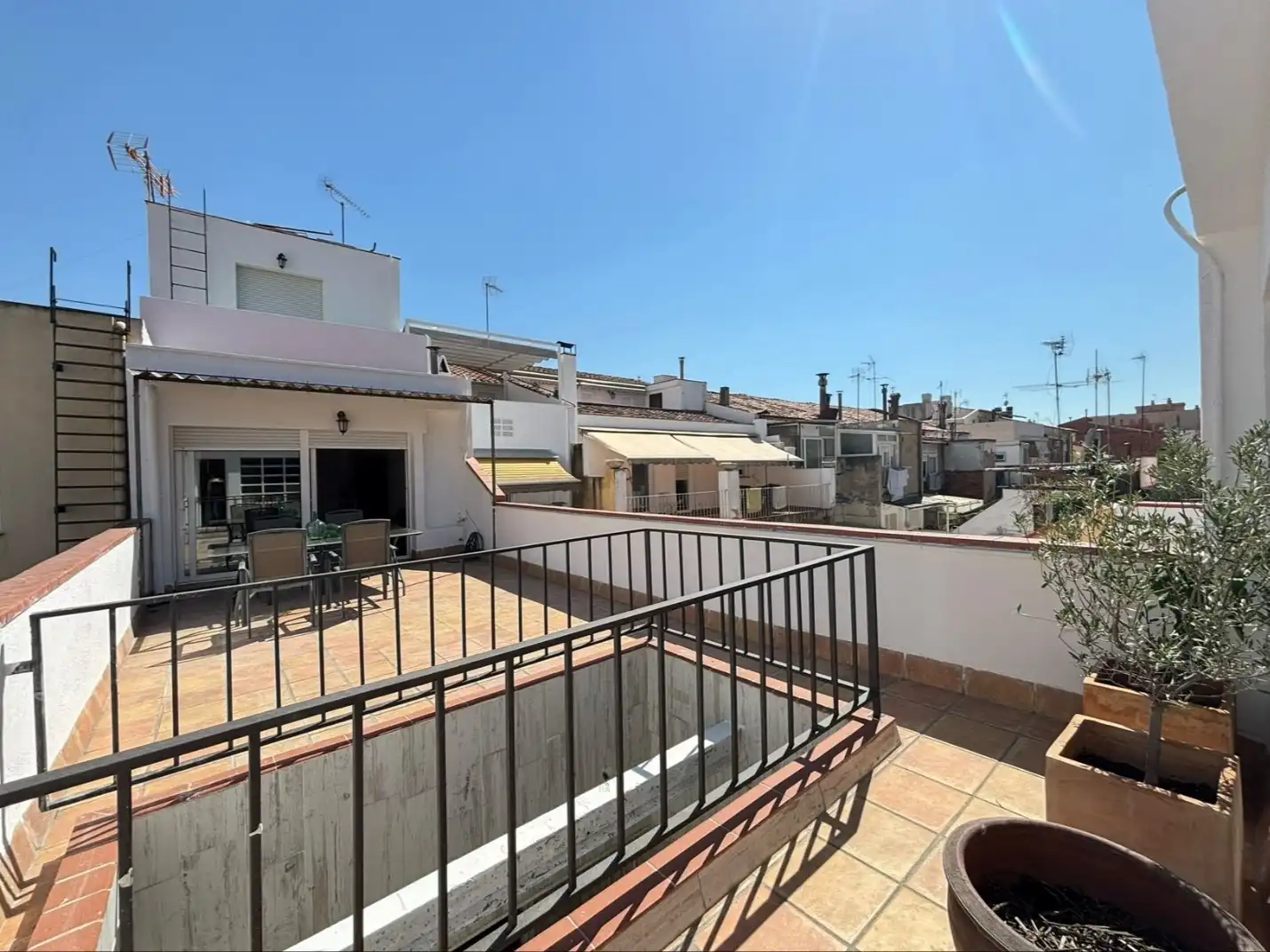 Vista exterior de Casa o xalet en venda en Sabadell amb Aire condicionat, Terrassa i Balcó