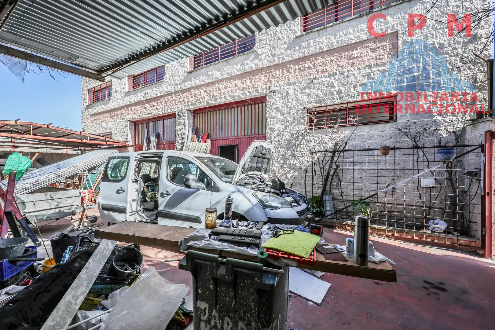 Parkplatz von Fabrikhallen zum Verkauf in Leganés mit Heizung