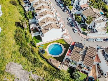 Casa aparellada amb jardí en venda a El Castillo