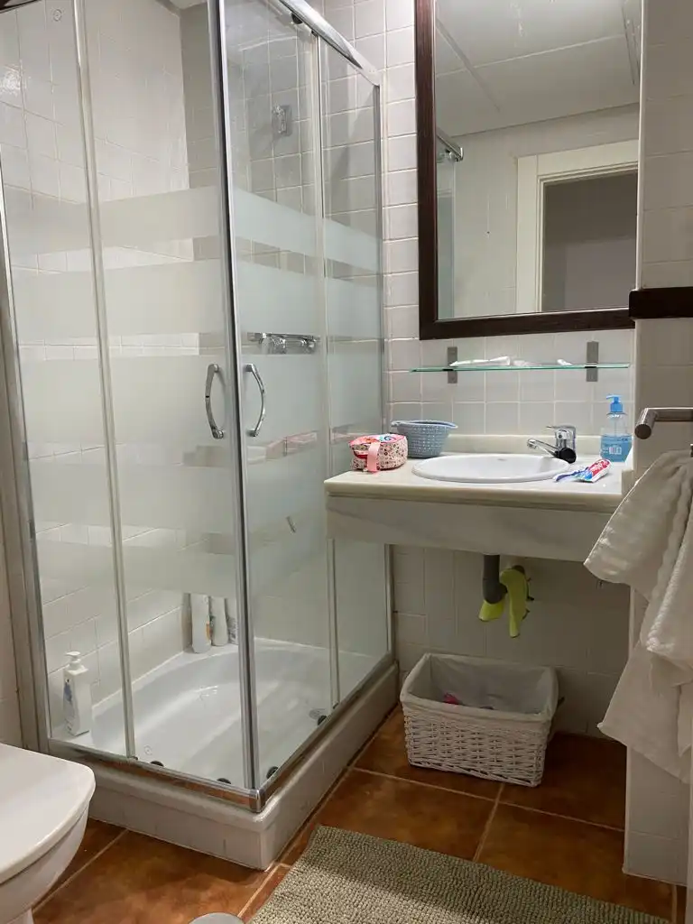 Baño de Apartamento de alquiler en Rota con Terraza, Amueblado y Horno