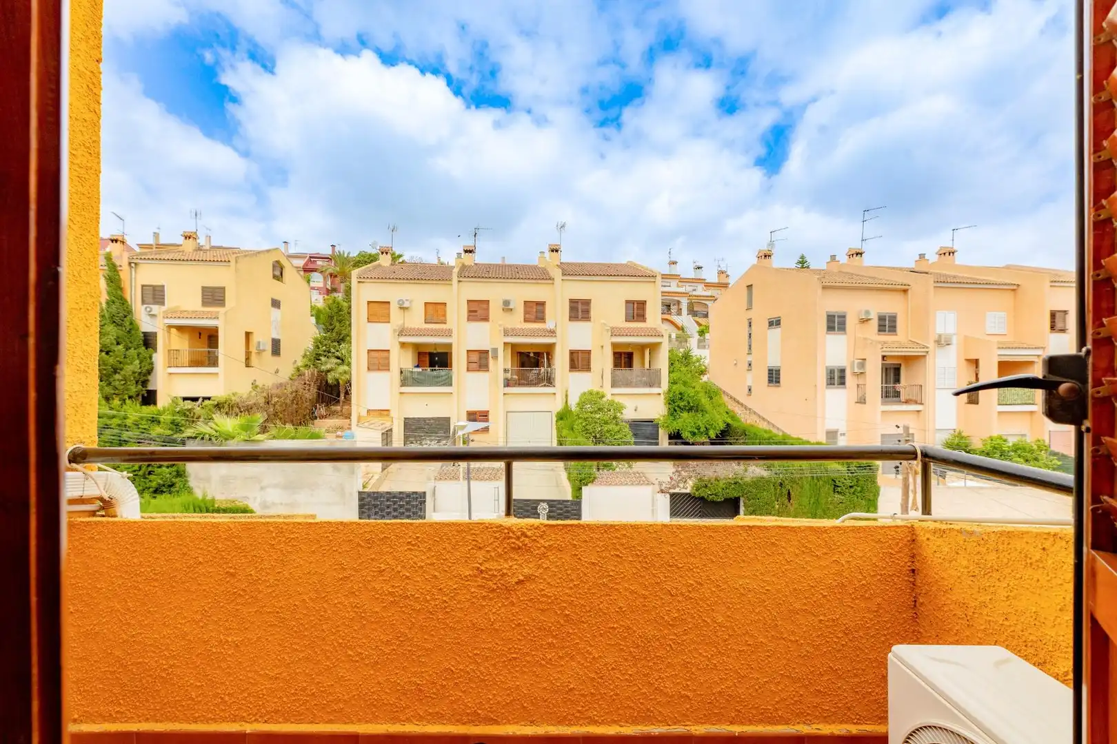 Vista exterior de Casa adosada en venta en Chiva con Aire acondicionado, Calefacción y Terraza