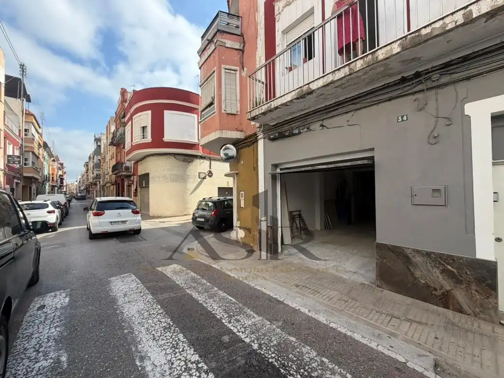 Exterior view of Commercial properties for sale in Casc Urbà