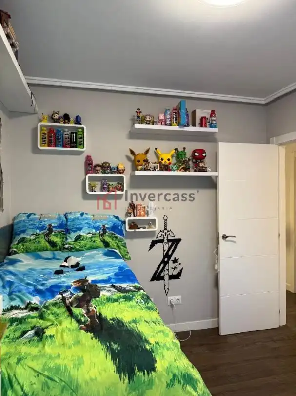 Habitación de Casa adosada en venta en Castro-Urdiales con Jardín privado, Trastero y Piscina comunitaria