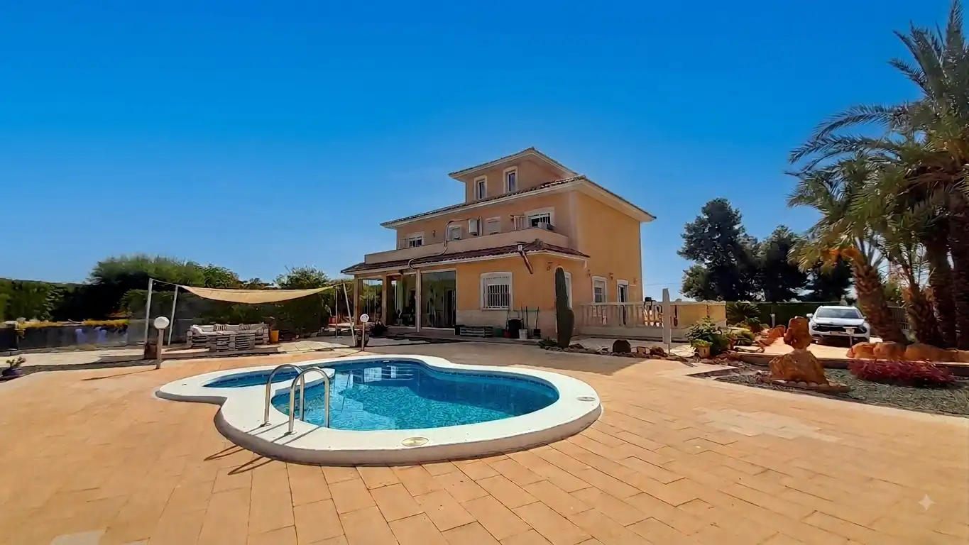Chalet con piscina en venta en N/A