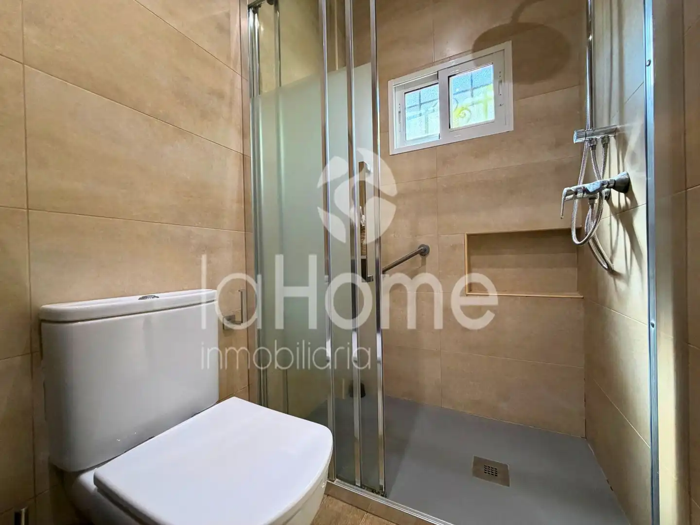 Badezimmer von Haus oder Chalet zum Verkauf in Paterna mit Klimaanlage, Privatgarten und Terrasse