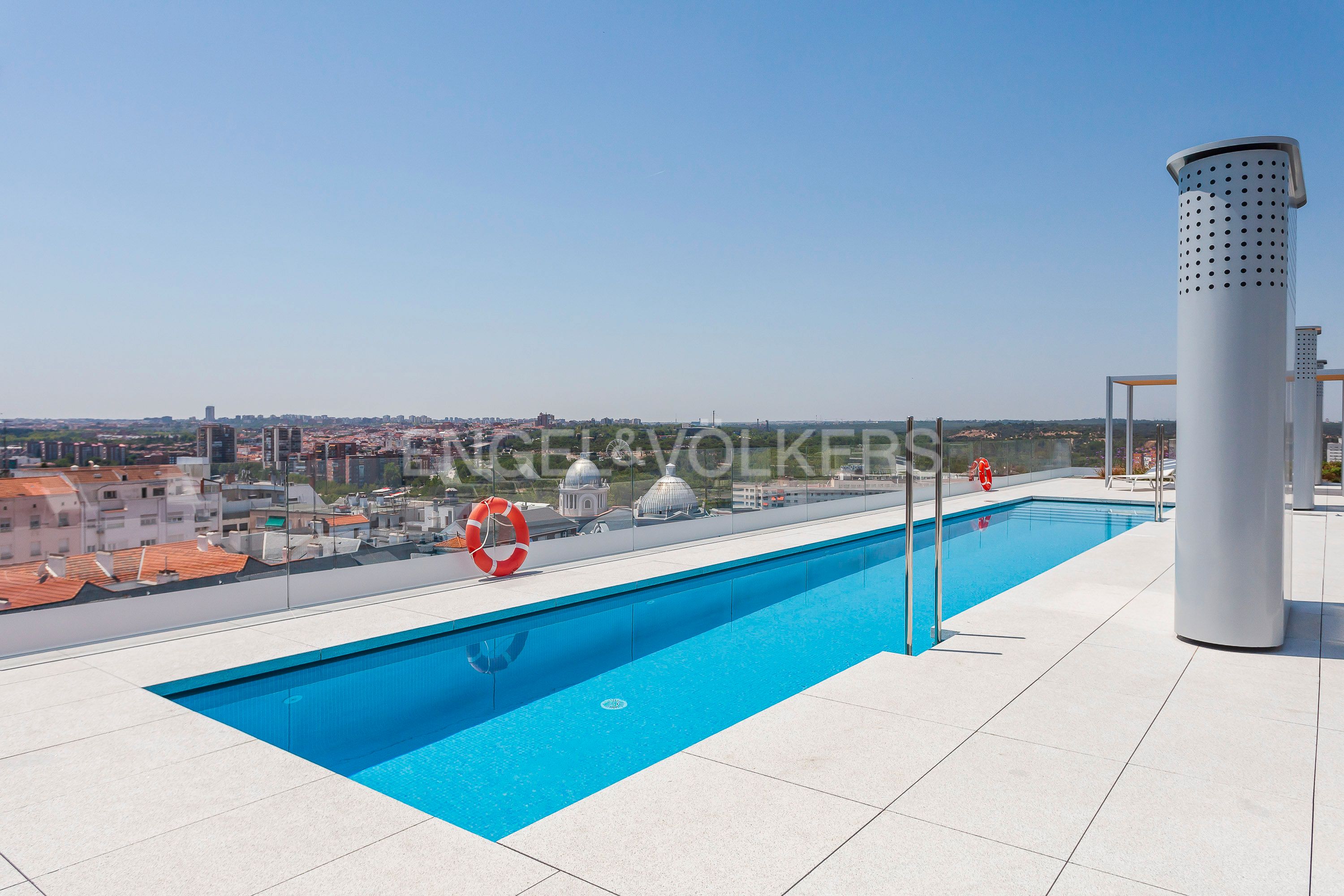 Piscina de Apartament de lloguer en  Madrid Capital amb Aire condicionat, Calefacció i Jardí privat