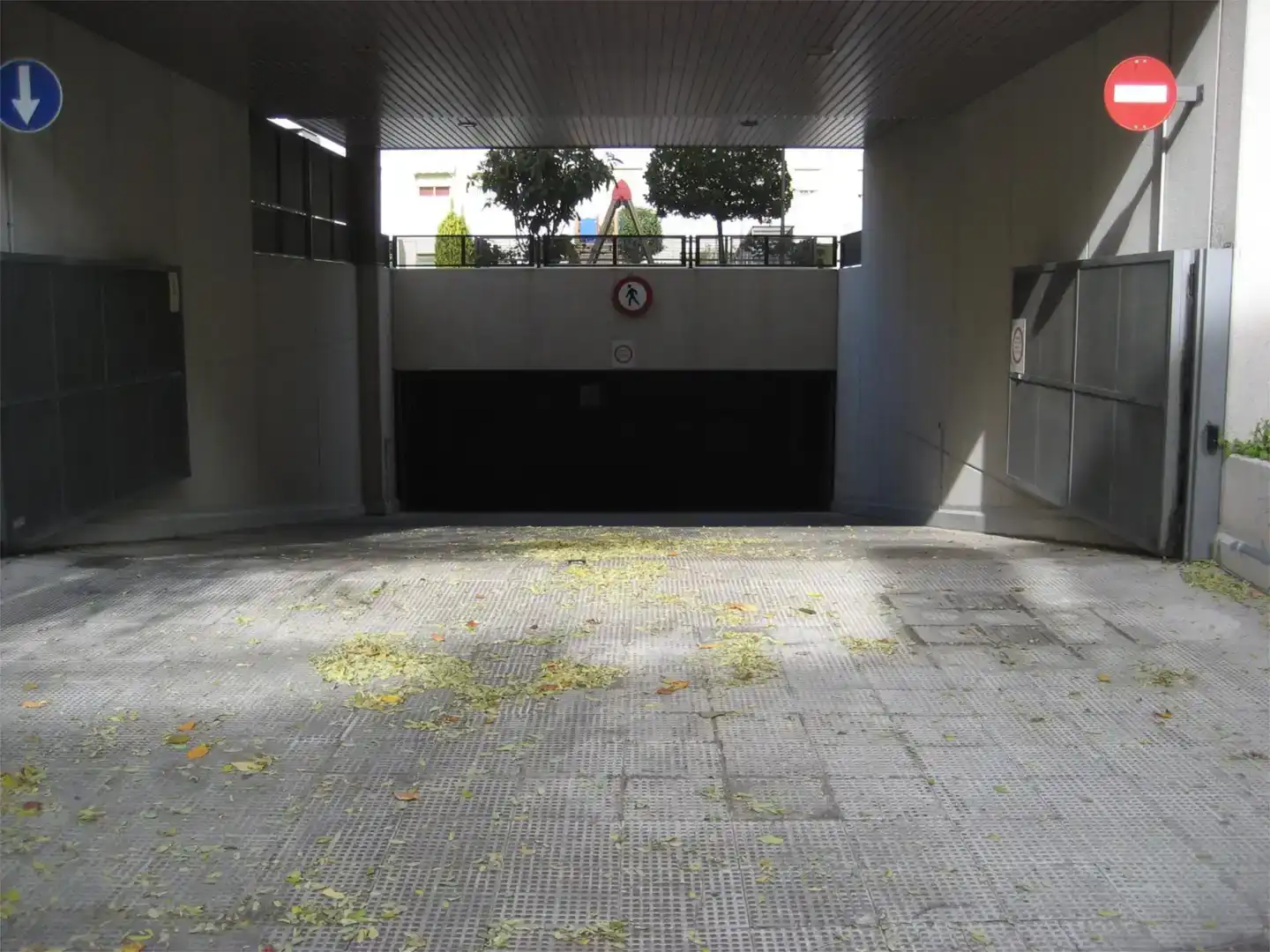 Parking of Garage for rent in Pinto