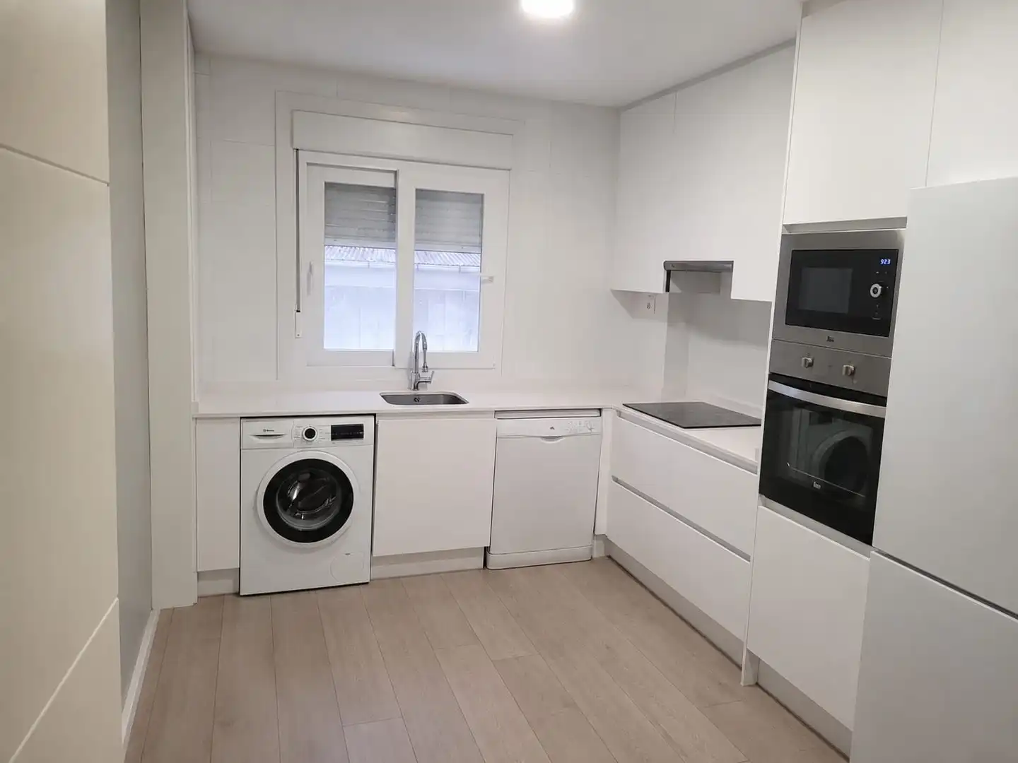 Cocina de Piso de alquiler en Vigo  con Calefacción, Parquet y Horno