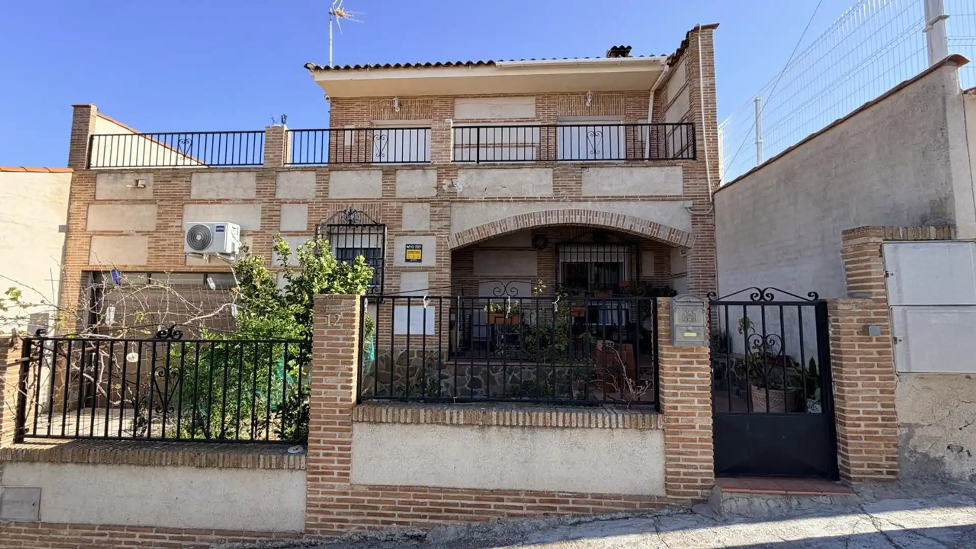 Exterior view of Single-family semi-detached for sale in El Carpio de Tajo  with Air Conditioner, Terrace and Swimming Pool