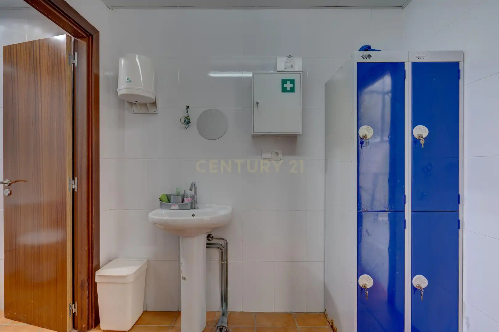 Badezimmer von Fabrikhallen zum Verkauf in Elgoibar