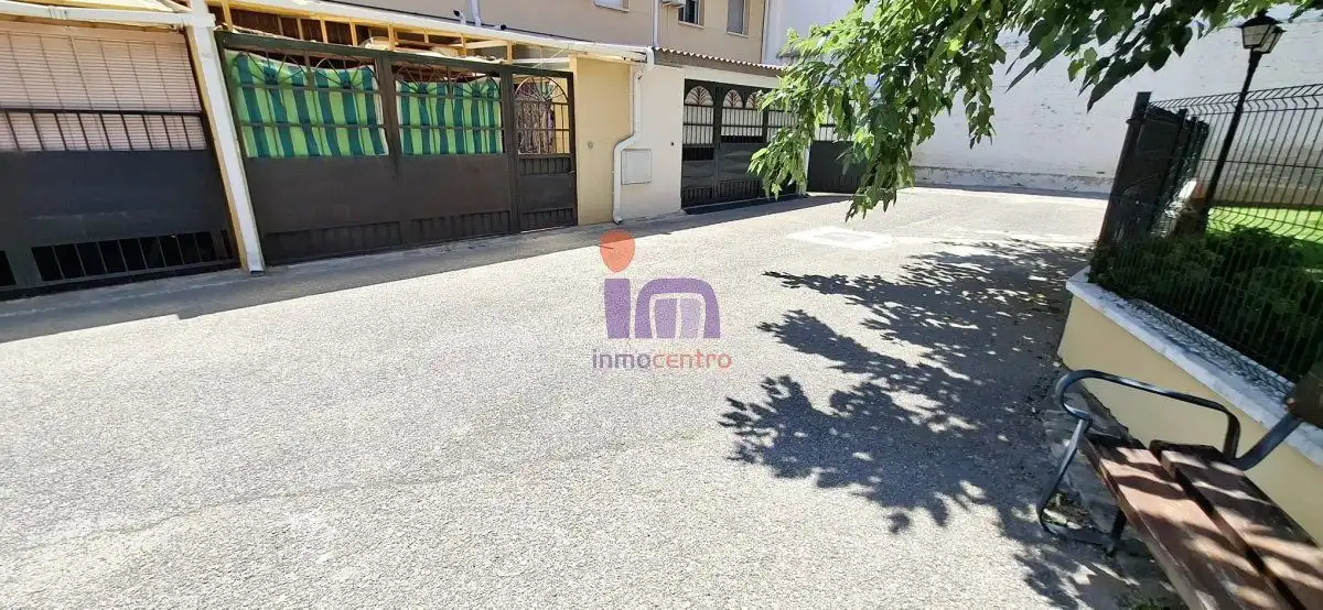 Vista exterior de Casa adosada en venta en Valdepeñas con Aire acondicionado, Calefacción y Piscina comunitaria