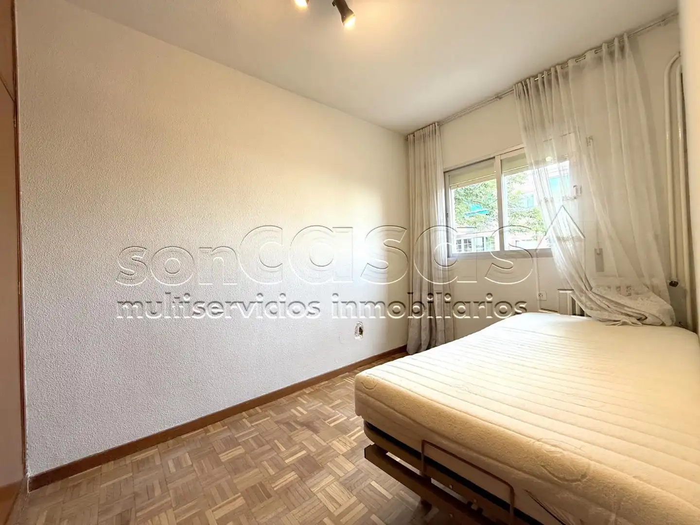 Habitación de Piso en venta en Madrid con Calefacción, Parquet y Terraza