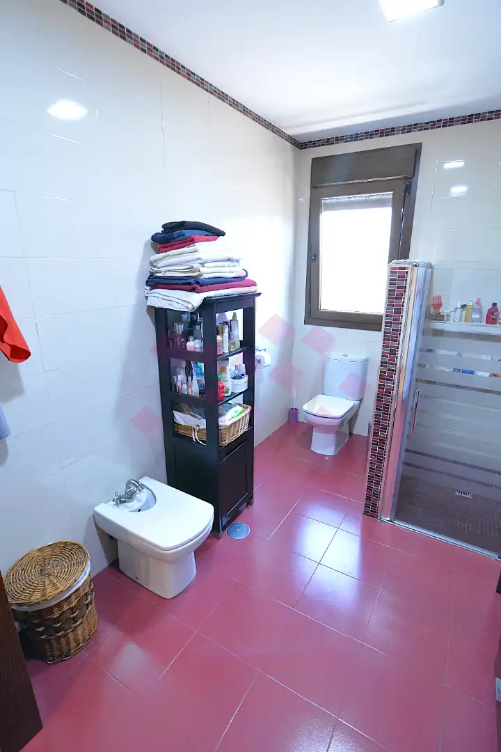 Bany de Casa o xalet en venda en Ciudad Real amb Aire condicionat, Calefacció i Jardí privat