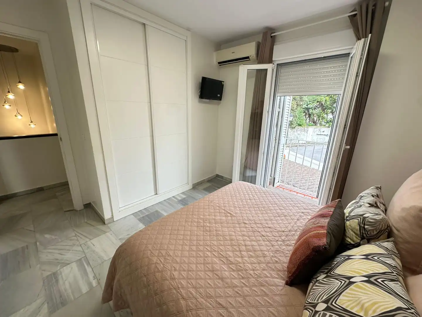 Schlafzimmer von Einfamilien-Reihenhaus zum Verkauf in Los Barrios mit Klimaanlage, Heizung und Privatgarten