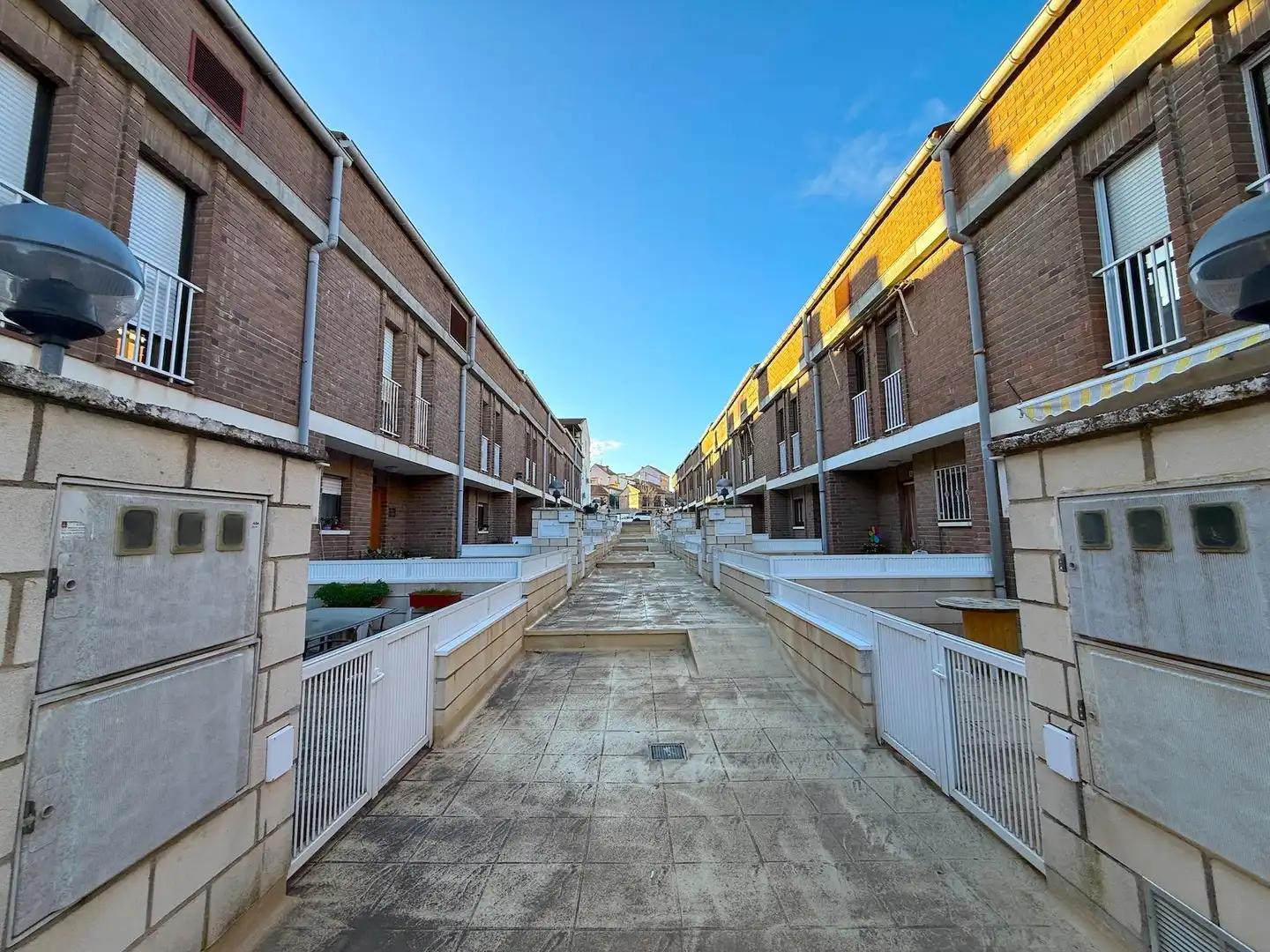 Außenansicht von Einfamilien-Reihenhaus zum Verkauf in Villanueva de Gállego mit Terrasse