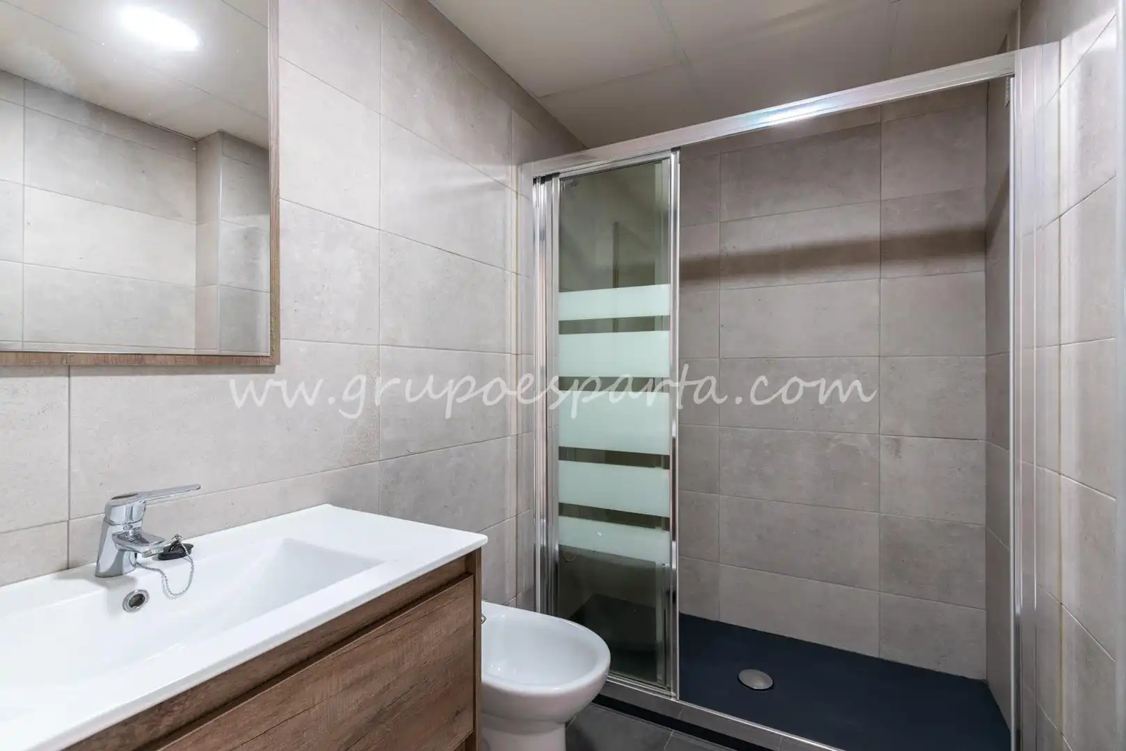 Bathroom of Flat for sale in Sevilla  with Air Conditioner and Balcony