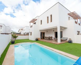 Vista exterior de Casa o xalet en venda en Teguise amb Jardí privat, Piscina i Moblat