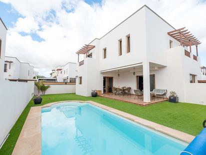 Vista exterior de Casa o xalet en venda en Teguise amb Jardí privat, Piscina i Moblat