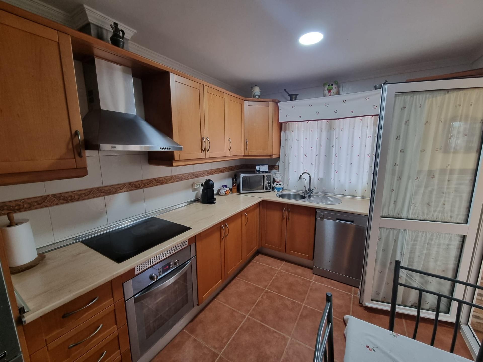 Cuina de Casa adosada en venda en Algeciras amb Jardí privat, Traster i Piscina comunitària