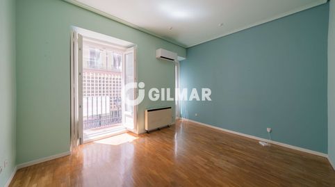 En el corazón del elegante barrio de Chueca, en Madrid, se encuentra este extraordinario piso que ofrece un sinfín de posibilidade