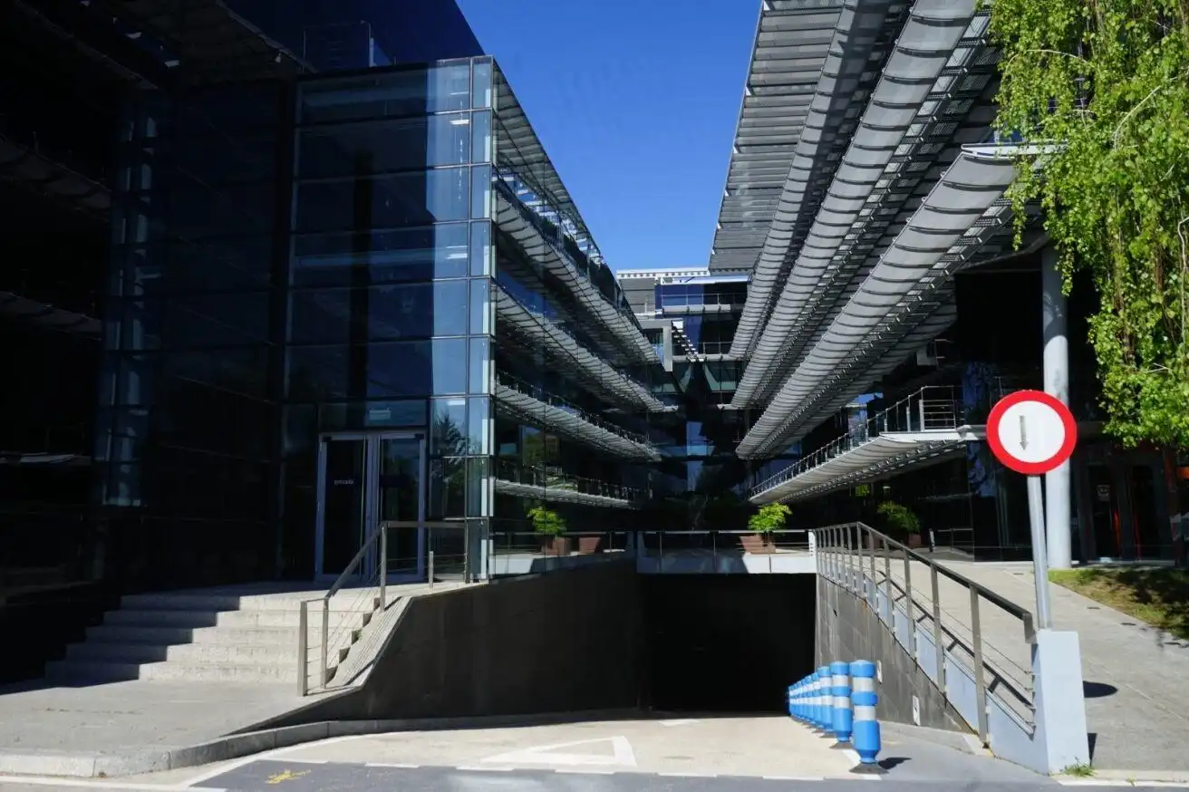 Außenansicht von Büro zur Miete in Tres Cantos mit Klimaanlage, Heizung und Möbliert
