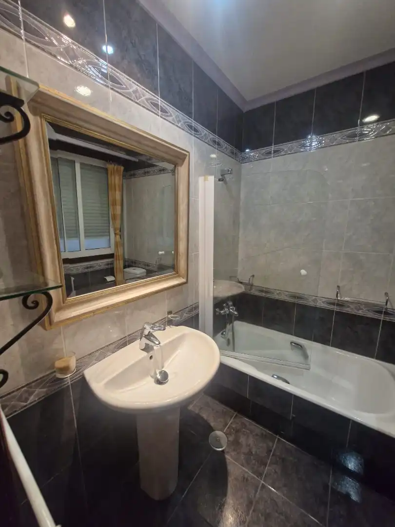 Bany de Apartament de lloguer en Ourense Capital  amb Calefacció, Parquet i Moblat