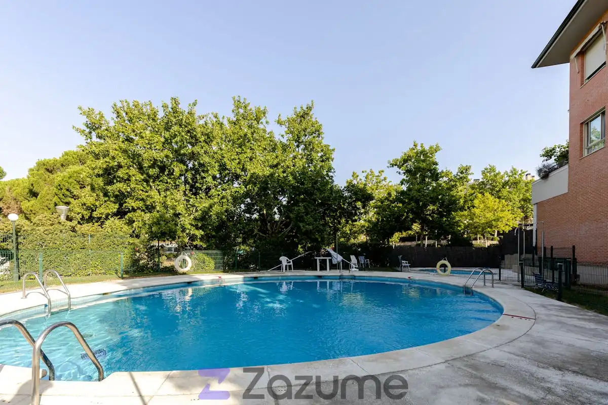 Swimming pool of Flat for rent in Pozuelo de Alarcón  with Air Conditioner, Heating and Parquet flooring