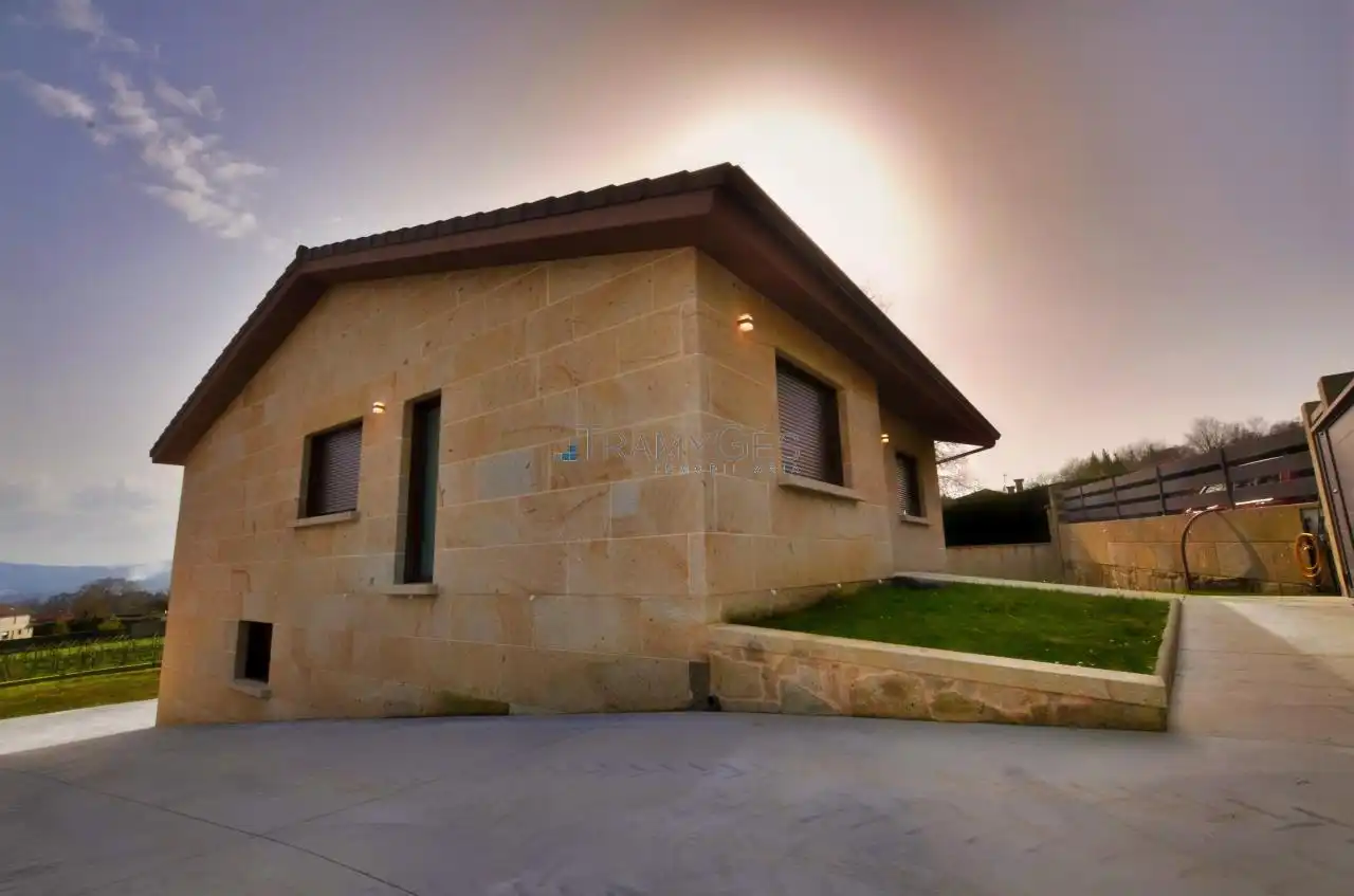 Vista exterior de Casa o xalet en venda en Tomiño amb Calefacció, Jardí privat i Terrassa