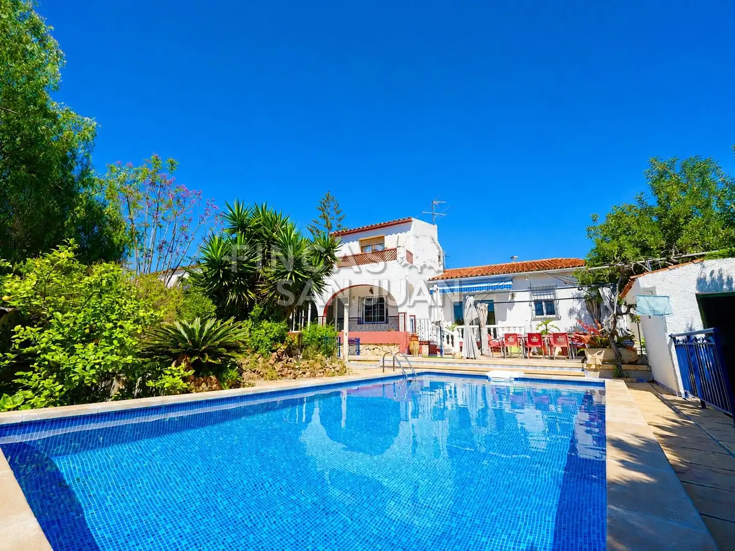Vista exterior de Casa o xalet en venda en Sant Joan d'Alacant amb Terrassa, Traster i Piscina