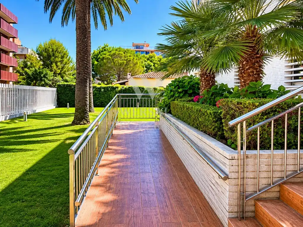 Terrasse von Wohnungen zum Verkauf in Salou mit Klimaanlage, Privatgarten und Möbliert
