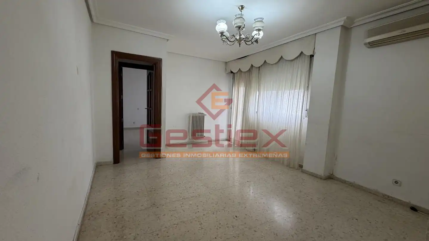 Flat with lift for sale in Avenida de San Antonio