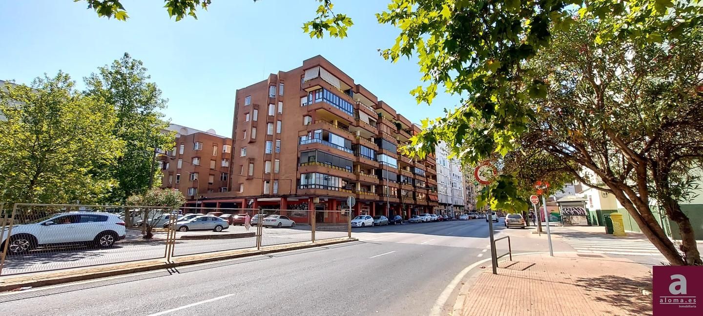 Vista exterior de Pis en venda en Cáceres Capital amb Calefacció, Parquet i Terrassa