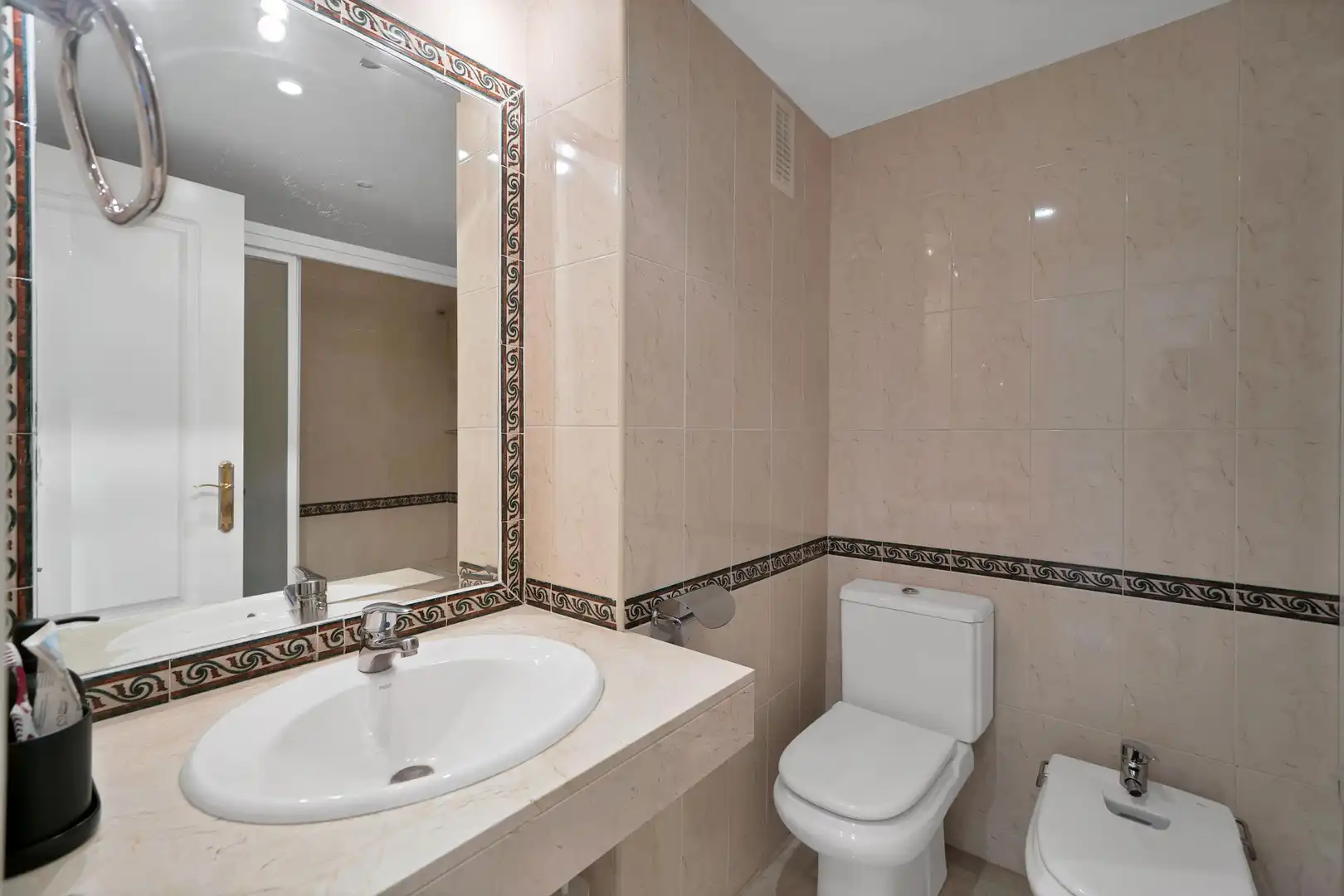 Baño de Apartamento de alquiler en Marbella con Aire acondicionado, Jardín privado y Terraza