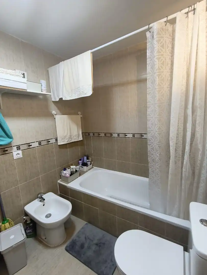 Badezimmer von Einfamilien-Reihenhaus zum Verkauf in Casarrubios del Monte mit Klimaanlage, Heizung und Privatgarten