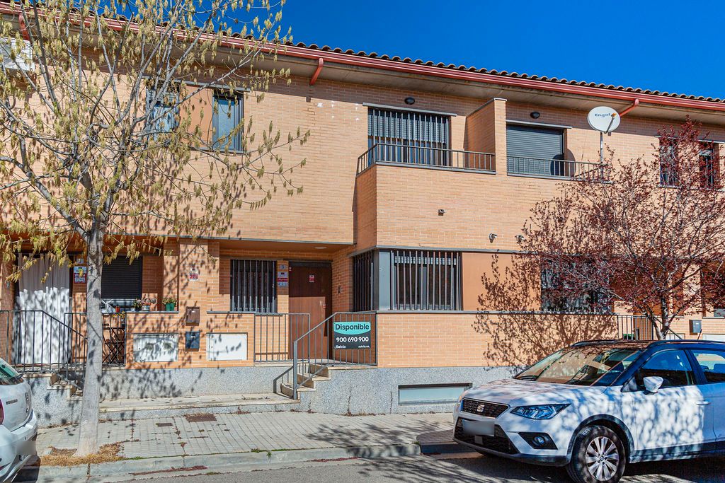 Vista exterior de Casa adosada en venda en Zuera amb Calefacció