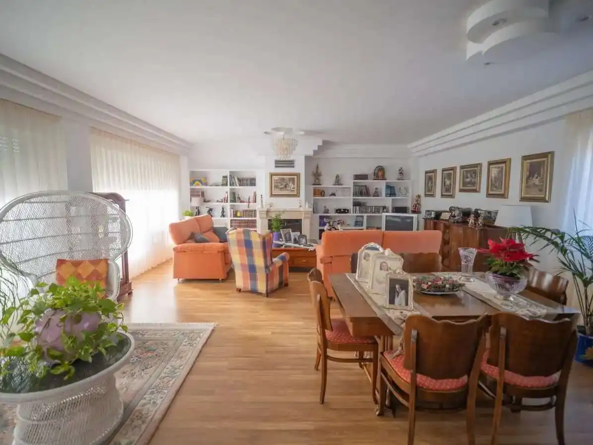 Sala d'estar de Casa o xalet en venda en Zaragoza amb Aire condicionat, Calefacció i Jardí privat