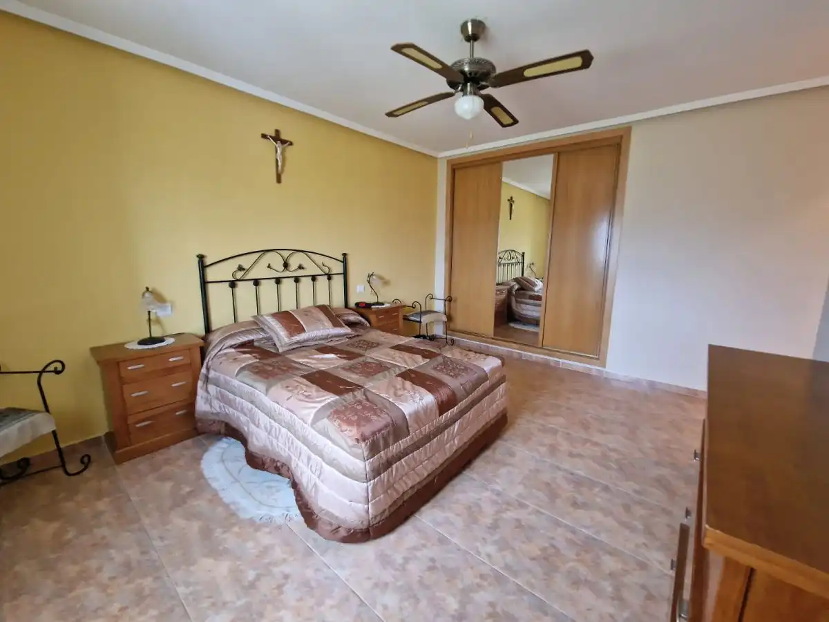 Dormitori de Casa o xalet en venda en Plasencia amb Aire condicionat, Jardí privat i Terrassa
