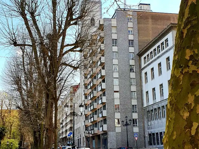 Vista exterior de Piso en venta en Oviedo  con Balcón