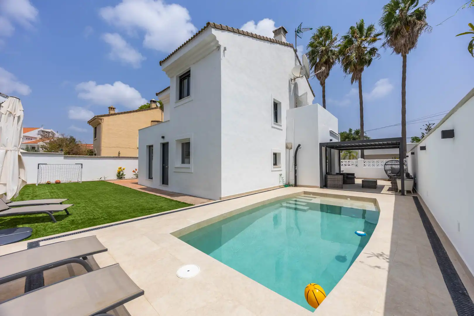 Chalet con piscina en venta en Los Barrios