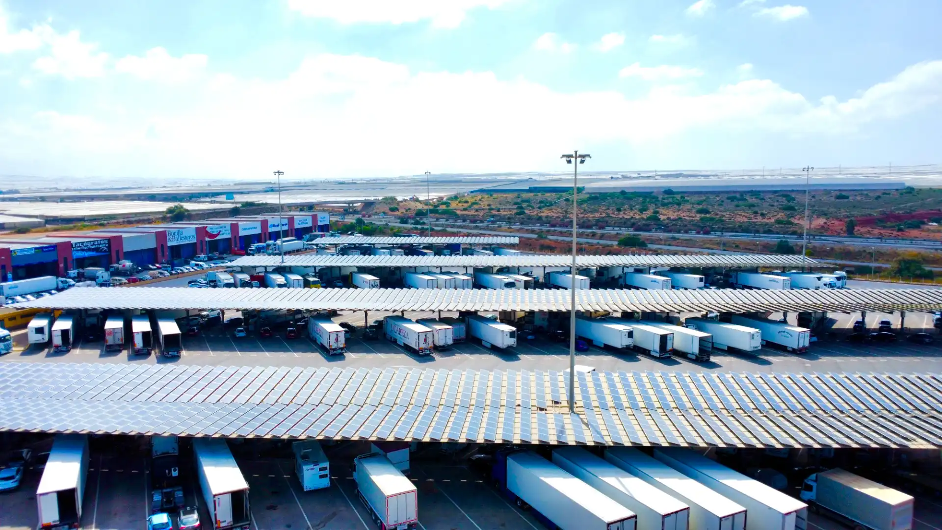 Parkplatz von Fabrikhallen zum Verkauf in El Ejido mit Alarm