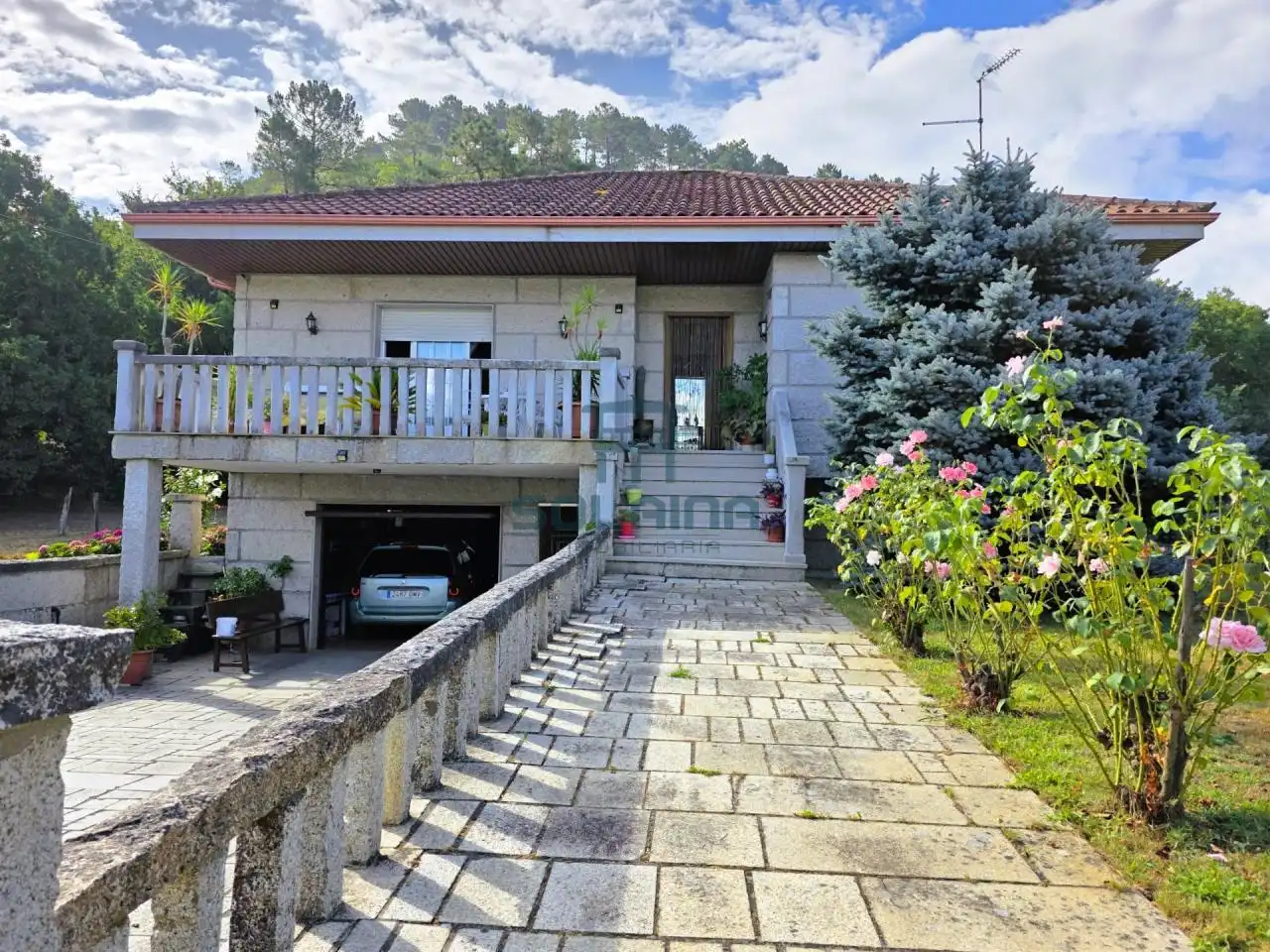 Vista exterior de Casa o xalet en venda en Castrelo de Miño amb Calefacció, Jardí privat i Terrassa