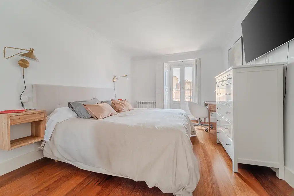 Bedroom of Flat for rent in Madrid  with Air Conditioner, Heating and Balcony